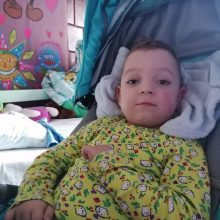 Dėl ligos ketverių Rokas – lyg kūdikis: mama meldžia stebuklo, kad sūnus gyventų