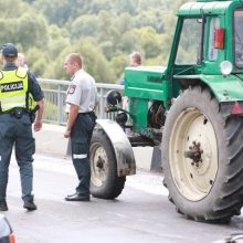 Siautėjusį 25-erių traktoriaus vairuotoją sustabdė tik pareigūnų šūviai