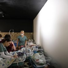 Karo vaikai: Ukrainos gimdymo namai persikėlė į rūsius ir slėptuves