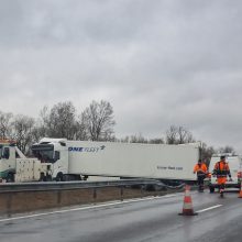 Vilkikų avarija magistralėje: vienas po smūgio apvirto, sužalota vairuotoja