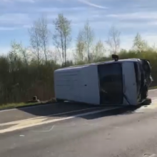 Į avariją prie Rumšiškių pateko nuteistieji: apvirtusio mikroautobuso vairuotas – be teisių