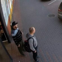 Kaune partrenkta ant šaligatvio stovėjusi moteris: vairuotojas pasišalino