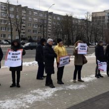 Protestuojantys dėl pusiaukelės namų Domeikavoje: su nerimu laukiame to laiko