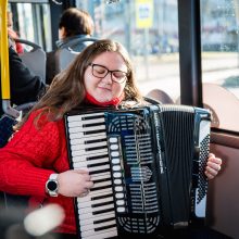 „Kaunas veža meilę“: troleibuso keleivius džiugina saldūs siurprizai ir gyva muzika