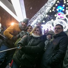 Katedros aikštėje suspindo stulbinanti Vilniaus Kalėdų eglė