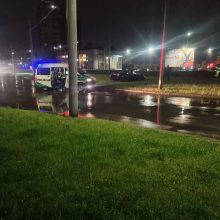 Girtų vairuotojų šou Kaune: vienas nulėkė nuo kelio, kitas rėžėsi į stulpą