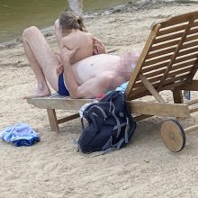 Šokiravo vyro elgesys su nuoga mergaite: paplūdimyje glostė, guldė ir sodino ant savo lytinių organų