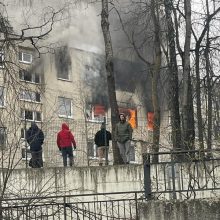 Siaubingas gaisras Viršuliškėse: griuvo užsidegusių butų perdanga, keturi žmonės – ligoninėje