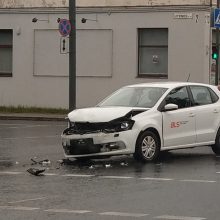 Avarija Kauno sankryžoje: vieną eismo dalyvį vijosi nežymėtas policijos automobilis?