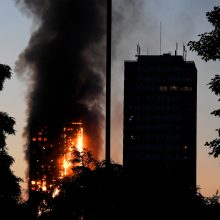 Sudegusiame Londono daugiabutyje toliau ieškoma aukų