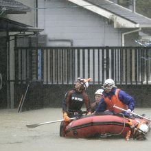 Prie Japonijos artėjantis galingas taifūnas jau pareikalavo pirmosios aukos