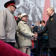 Karinis paradas Maskvoje: dalį jo teko atšaukti, pasirodęs V. Putinas gyrė Rusijos kariuomenę