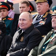 Karinis paradas Maskvoje: dalį jo teko atšaukti, pasirodęs V. Putinas gyrė Rusijos kariuomenę