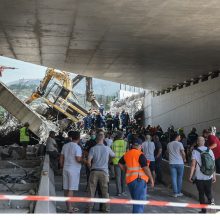 Graikijoje – viena nelaimė po kitos: griuvo statomas tiltas, yra žuvusių ir sužeistų