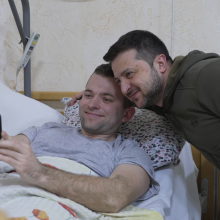 V. Zelenskis ligoninėje aplankė sužeistus Ukrainos karius: didžiuojamės jumis!