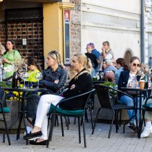 Įspūdingas A. Jagelavičiūtės performansas: žinoma moteris apmėtyta pomidorais