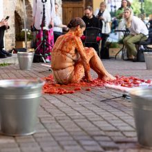 Įspūdingas A. Jagelavičiūtės performansas: žinoma moteris apmėtyta pomidorais