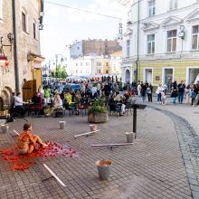 Įspūdingas A. Jagelavičiūtės performansas: žinoma moteris apmėtyta pomidorais