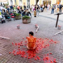 Įspūdingas A. Jagelavičiūtės performansas: žinoma moteris apmėtyta pomidorais