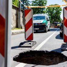 Vilniaus Rasų gatvėje atsivėrė smegduobė: apgadinti du automobiliai, driekiasi spūstis