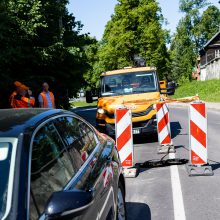 Vilniaus Rasų gatvėje atsivėrė smegduobė: apgadinti du automobiliai, driekiasi spūstis