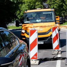 Vilniaus Rasų gatvėje atsivėrė smegduobė: apgadinti du automobiliai, driekiasi spūstis