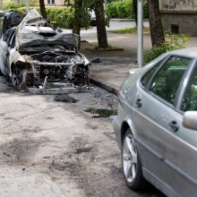 Ugniagesiai vos spėjo gesinti pleškančius automobilius: sostinėje siaučia piromanas?