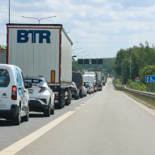 Nuo Kauno link Vilniaus – didžiulė spūstis: automobiliai vos juda