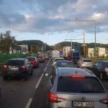 Tragiškas rytas Vilniuje: susidūręs su vilkiku žuvo lengvojo automobilio vairuotojas