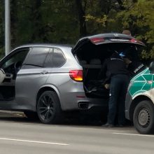 Gausios pareigūnų pajėgos krėtė prabangų BMW ir vairuotojo namus: rasta narkotikų