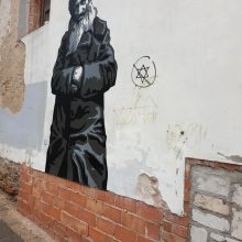 Vilniaus senamiestyje nutupdytą meno kūrinį išniekino antisemitiniais simboliais