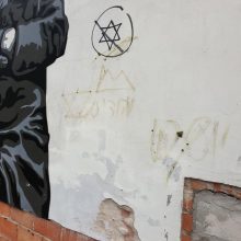 Vilniaus senamiestyje nutupdytą meno kūrinį išniekino antisemitiniais simboliais