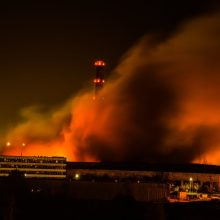 Milžiniškas gaisras Alytuje suvaldytas, bet gali griūti pastatai