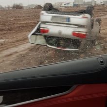 Netoli „Megos“ – avarija, automobilis apvirto aukštyn ratais