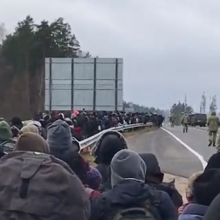 Drama tęsiasi: nepasiekę sienos su Lenkija migrantai pasuko į mišką
