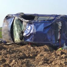 Tragedija pakaunėje: nuo kelio nuvažiavo ir apvirto automobilis, žuvo žmogus
