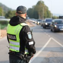 Beveik 180 km/val. greičiu skriejusiam „VW Golf“ vairuotojui pareigūnai siunčia linkėjimus