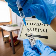 Metai su COVID-19 skiepais Lietuvoje: nuo besidriekiančių eilių iki išpiltų vakcinų