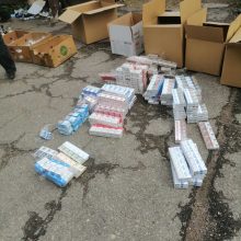 Aiškinasi, iš kur šiukšlių pilname garaže atsirado cigaretės ir alkoholis