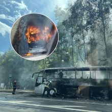 Magistralėje netoli Kauno visiškai sudegė keleivinis „Eurolines“ autobusas