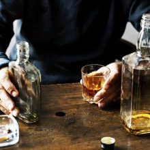 Alkoholis aptemdė protą: per išgertuves moteris talžę vyrai nurimo tik atvykus pareigūnams