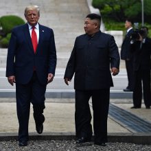 D. Trumpas tapo pirmuoju JAV prezidentu, įžengusiu į Šiaurės Korėjos teritoriją