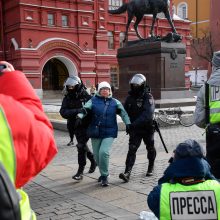 Rusijos miestuose – protestai prieš karą Ukrainoje: sulaikyta daugiau nei 800 žmonių