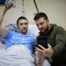 V. Zelenskis ligoninėje aplankė sužeistus Ukrainos karius: didžiuojamės jumis!