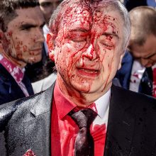 Rusijos ambasadorius Lenkijoje apipiltas raudonais dažais <span style=color:red;>(vaizdo įrašas)</span>