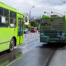 Masinė avarija Kaune: susidūrė trys automobiliai ir troleibusas, nukentėjo kūdikis