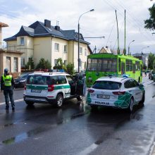 Masinė avarija Kaune: susidūrė trys automobiliai ir troleibusas, nukentėjo kūdikis