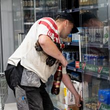 Politikų argumentai: alkoholio nusipirkęs sekmadienio vakare, pirmadienį žmogus nebeišeisi į darbą