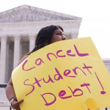 Milijonai amerikiečių niršta: naikinama studentų paskolų grąžinimo programa