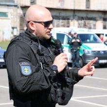 Prašo tėvų: negąsdinkite vaikų policijos pareigūnais